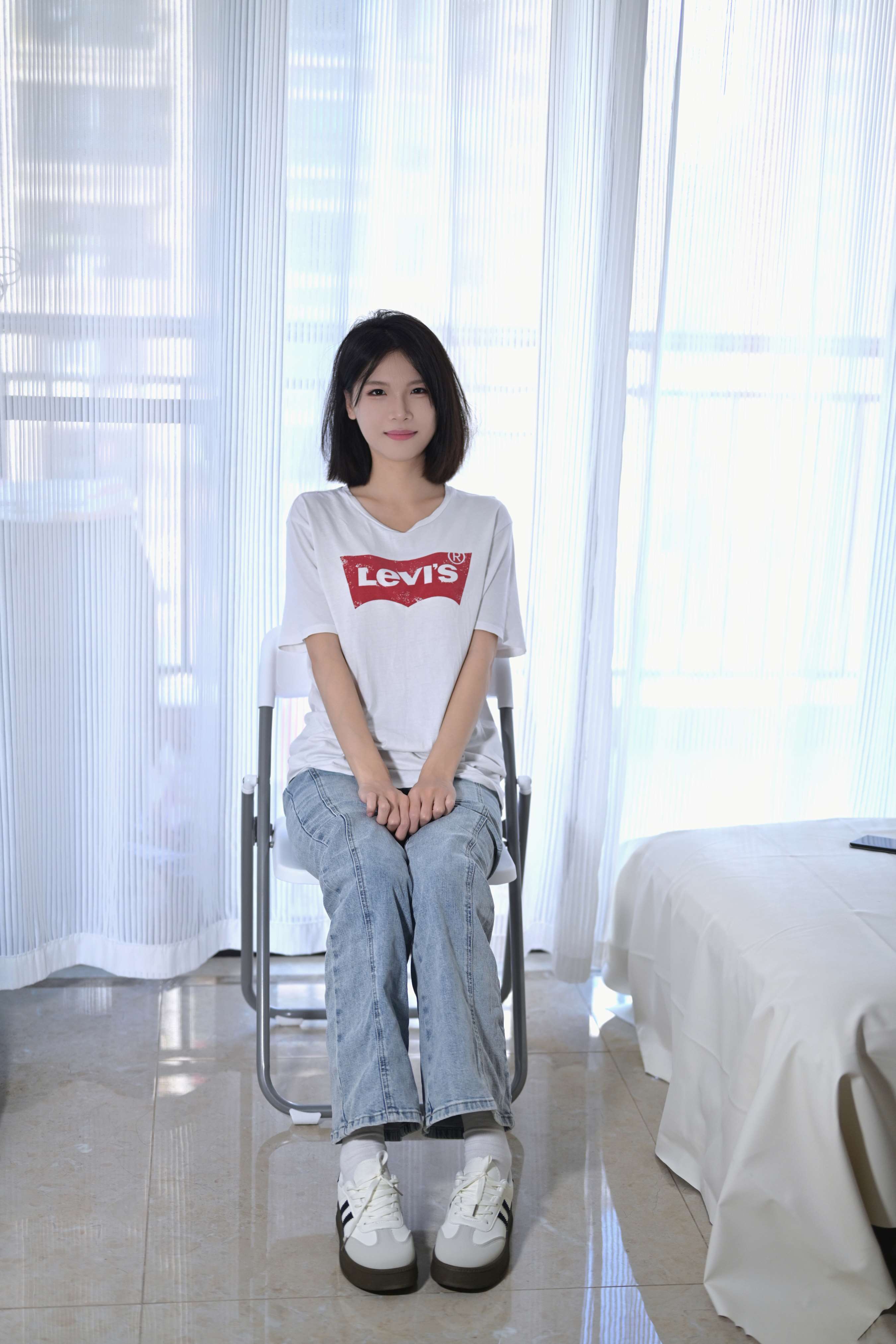 《牛仔少女脱白袜秀嫩足》作品图