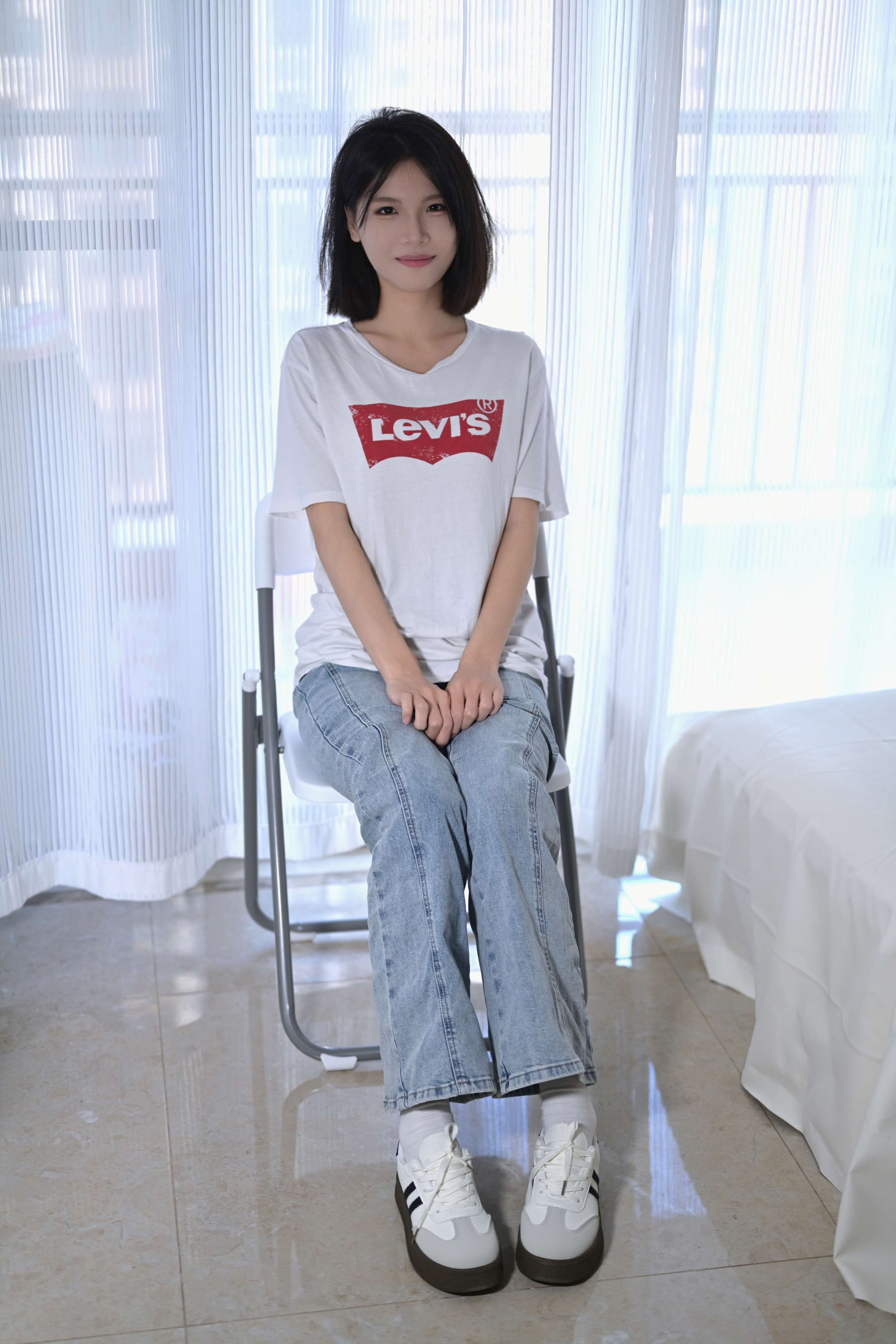 《牛仔少女脱白袜秀嫩足》作品图