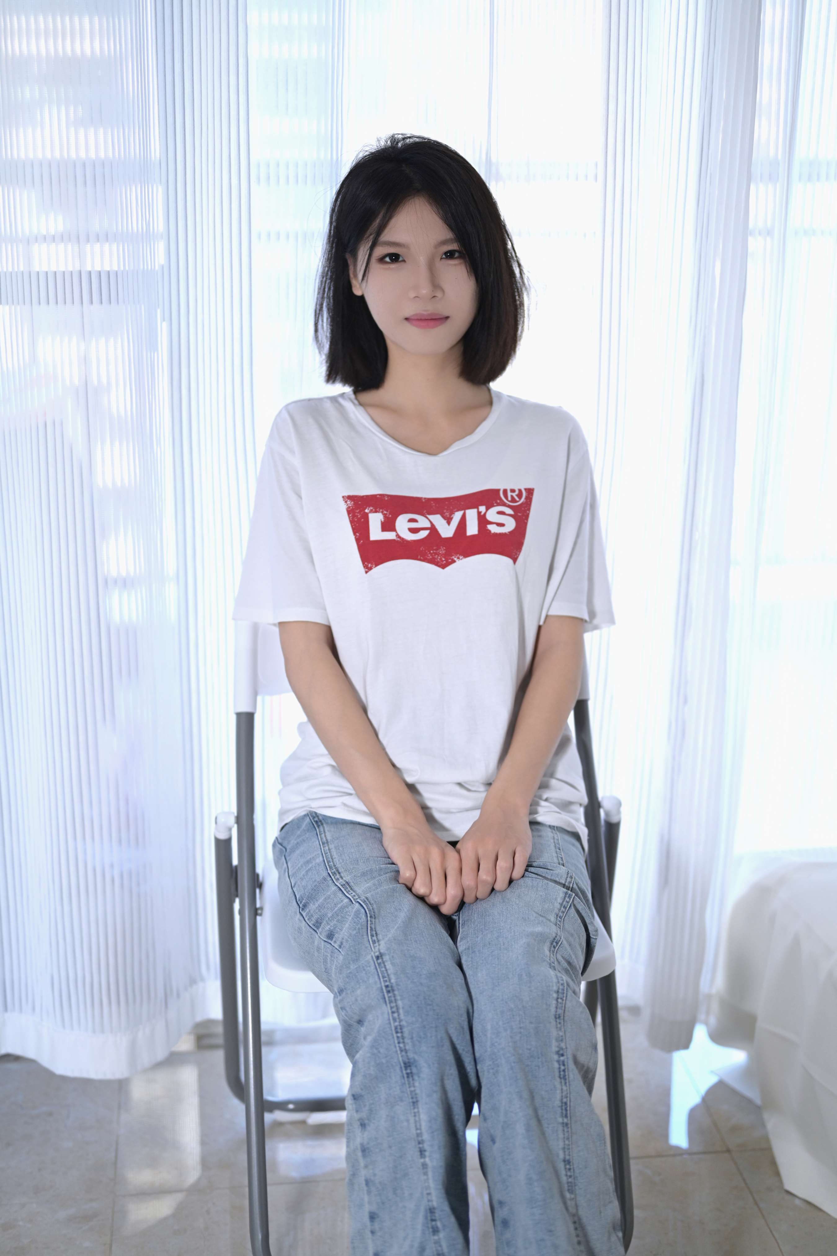 《牛仔少女脱白袜秀嫩足》作品图