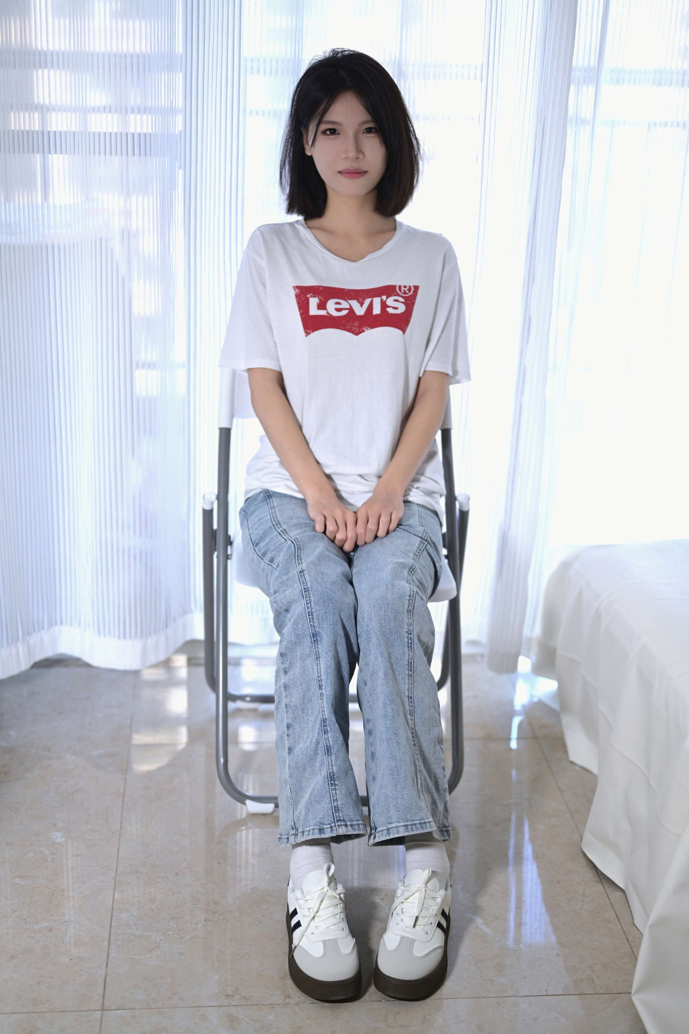 《牛仔少女脱白袜秀嫩足》作品图