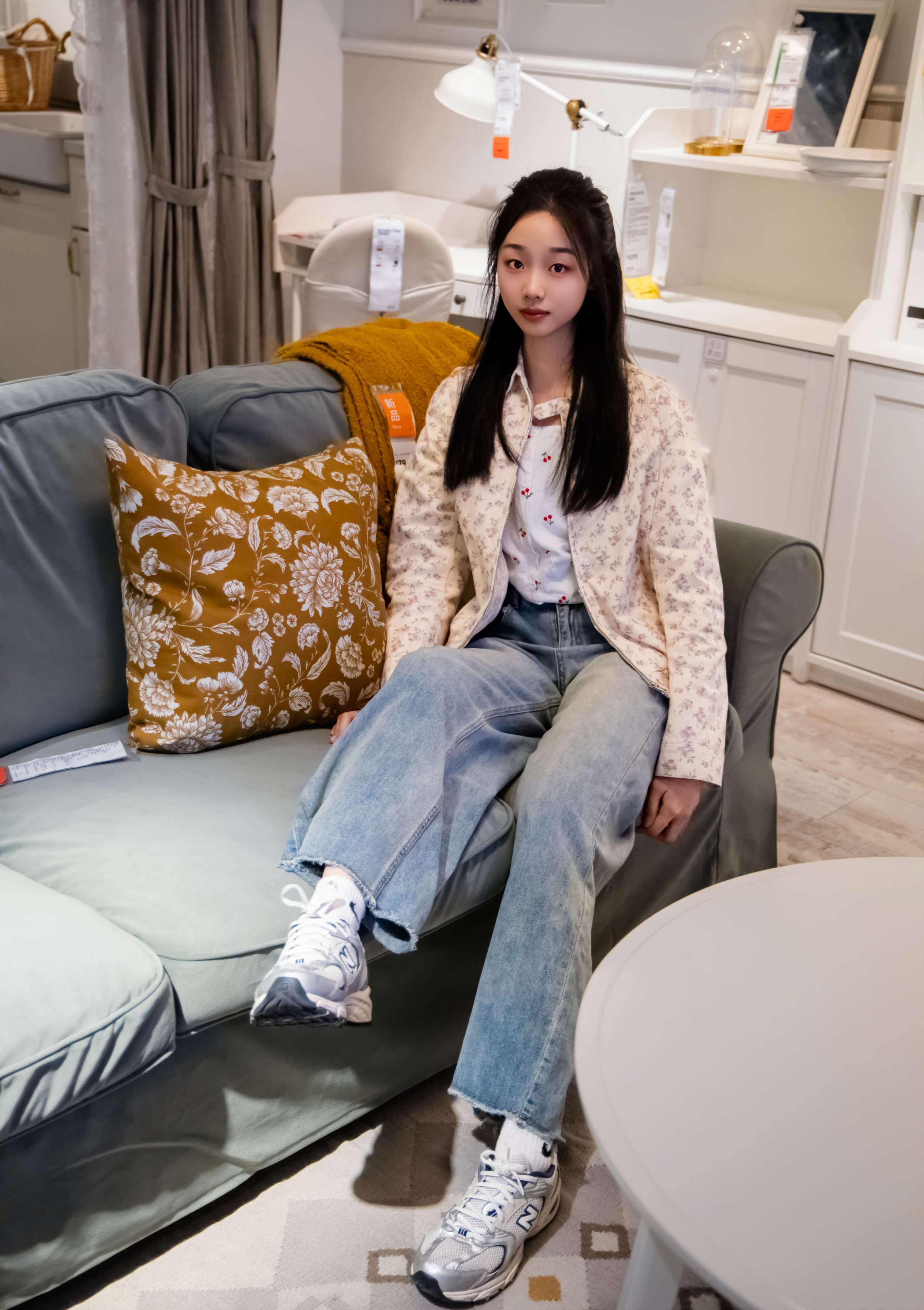 《奶芙-碎花衬衫の白色棉袜、裸足》作品图