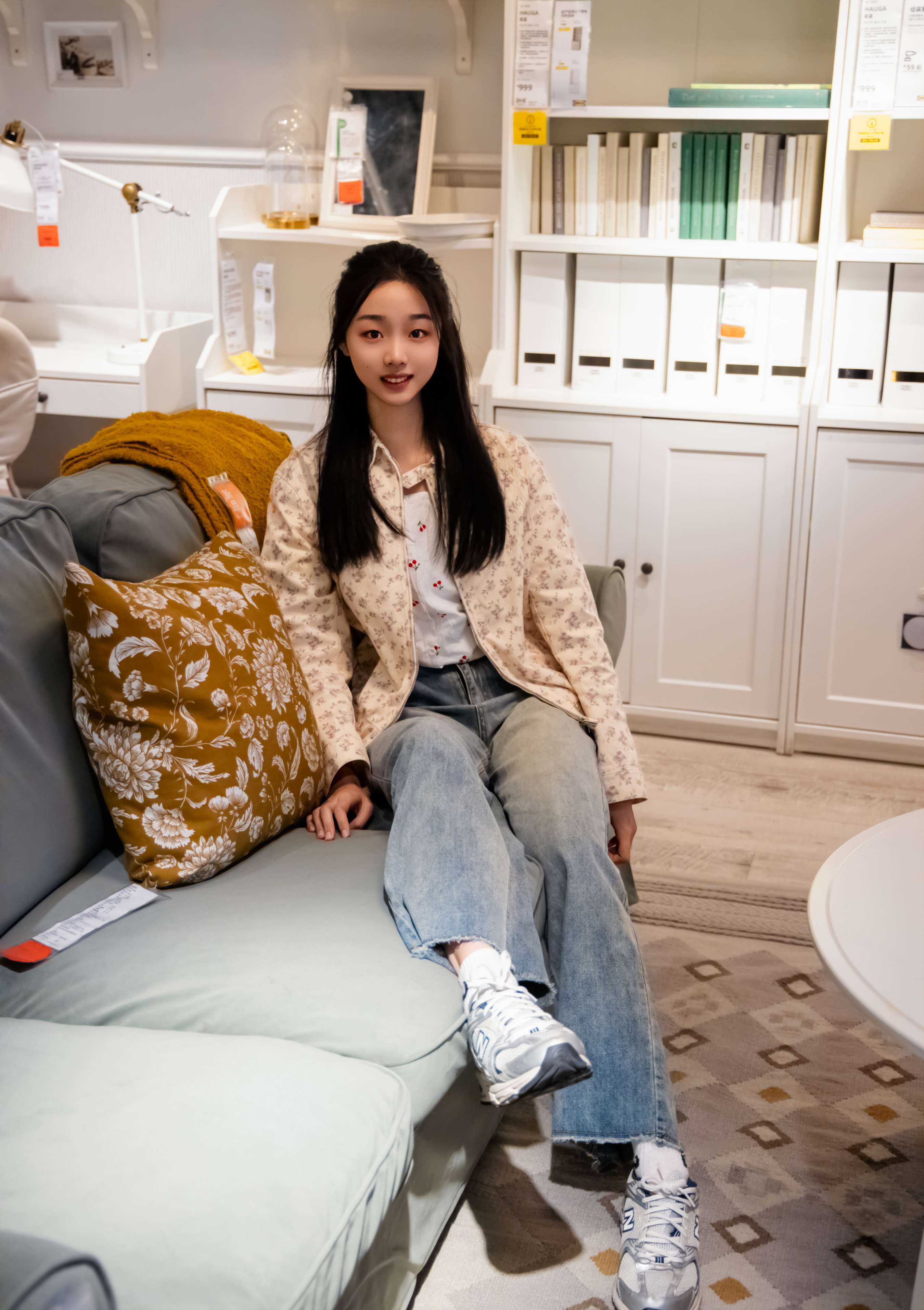 《奶芙-碎花衬衫の白色棉袜、裸足》作品图