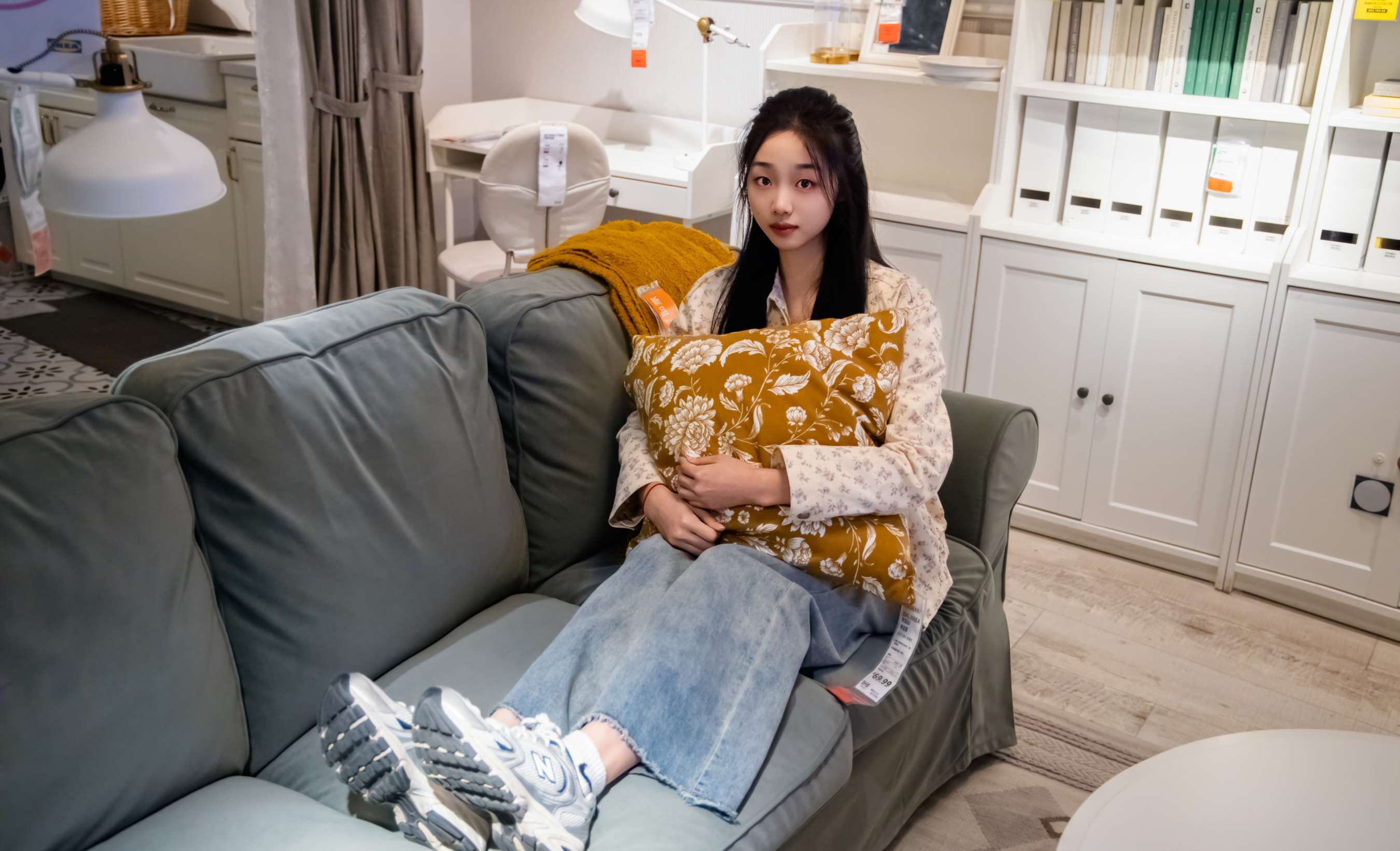 《奶芙-碎花衬衫の白色棉袜、裸足》作品图