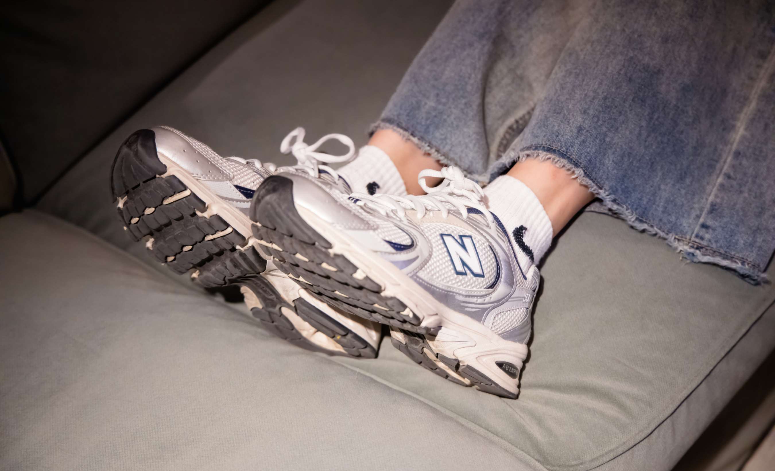 《奶芙-碎花衬衫の白色棉袜、裸足》作品图