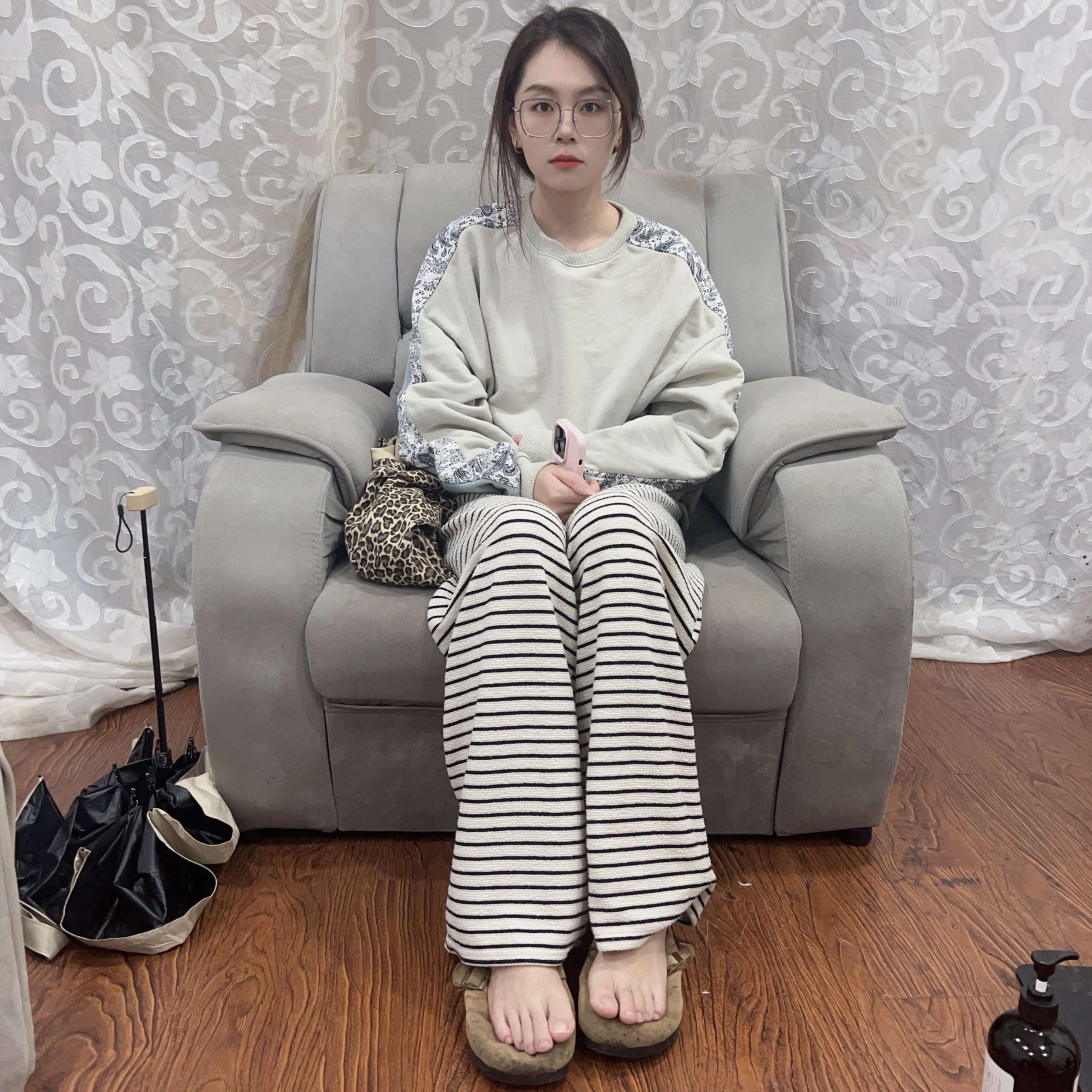 《眼镜妹的红甲嫩足》作品图