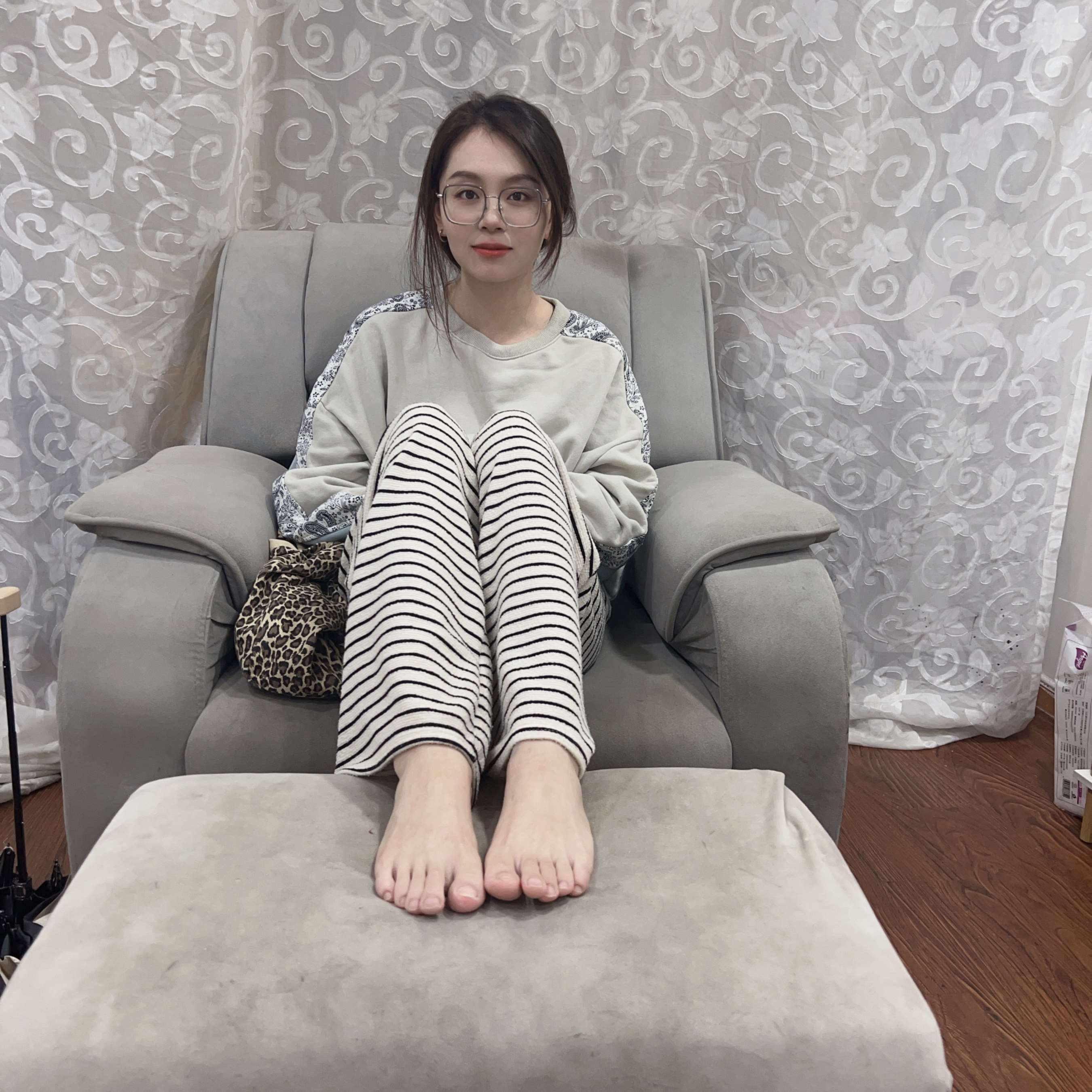 《眼镜妹的红甲嫩足》作品图