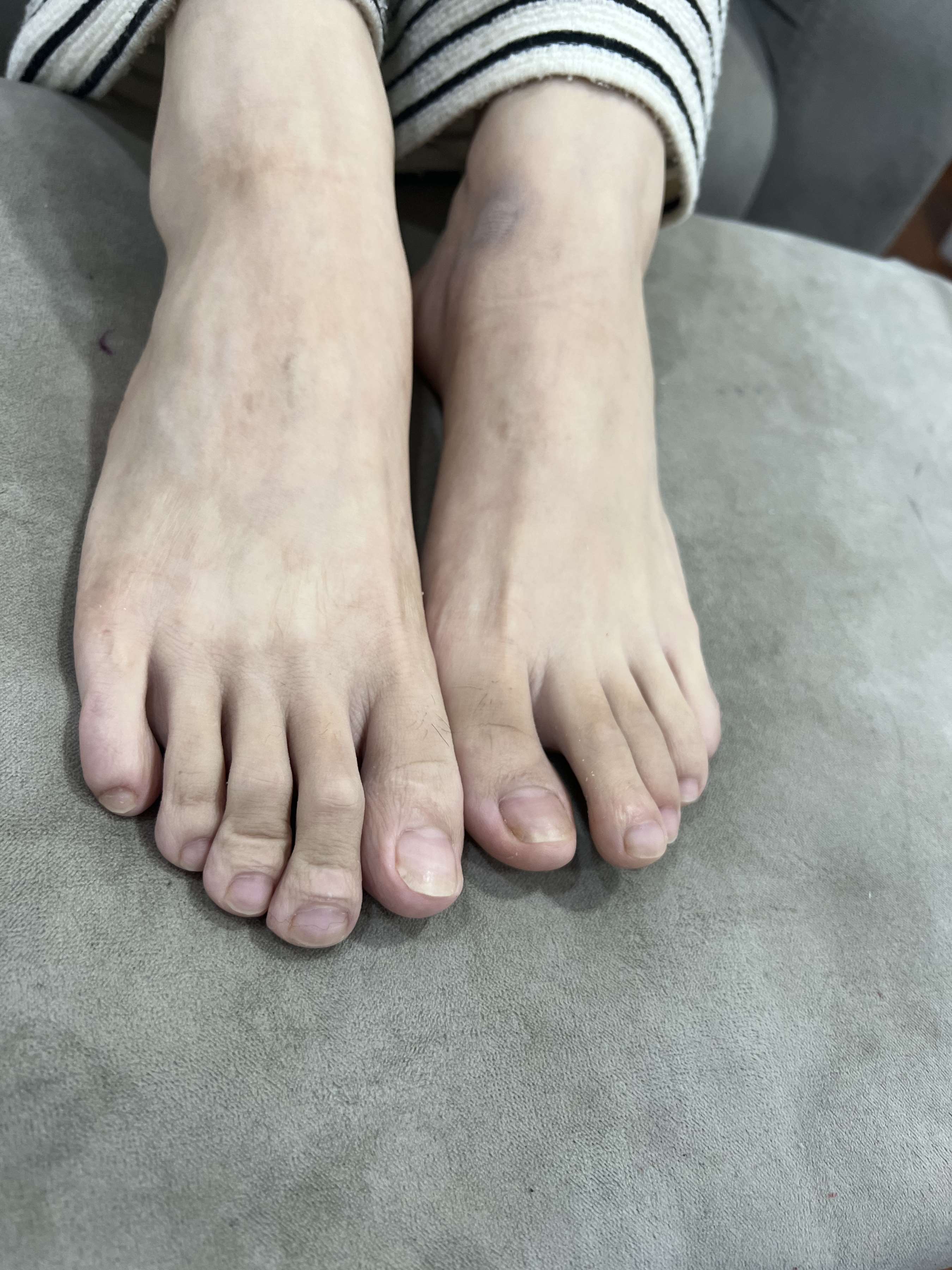 《眼镜妹的红甲嫩足》作品图