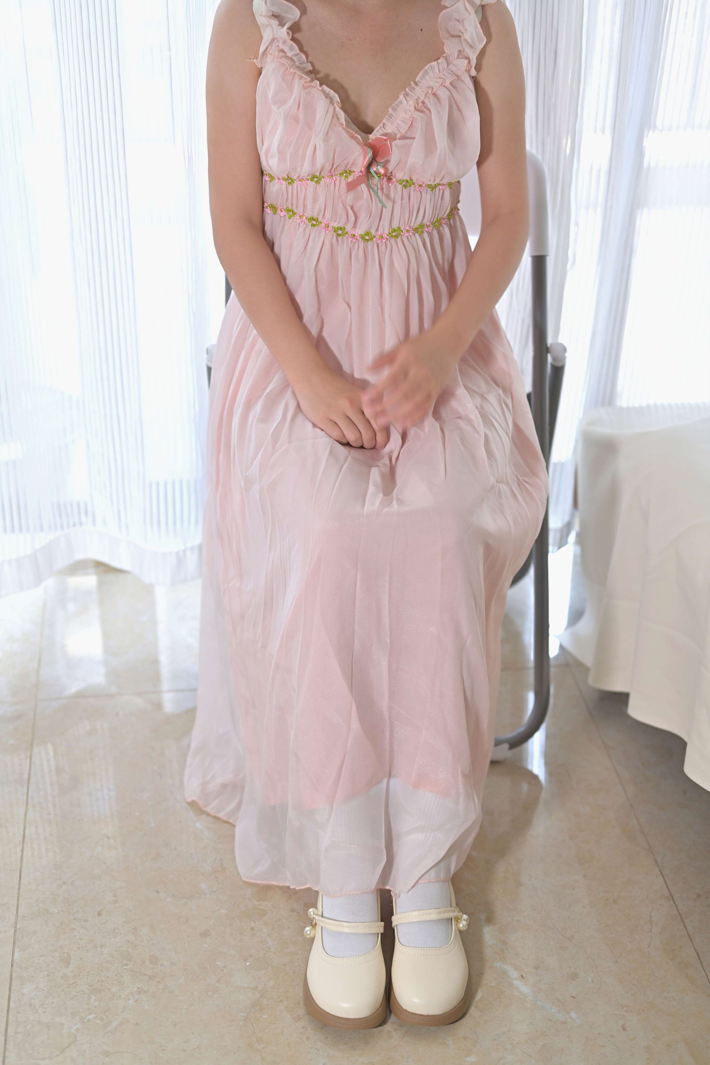 《玲玲 连衣裙の棉袜、赤足》作品图