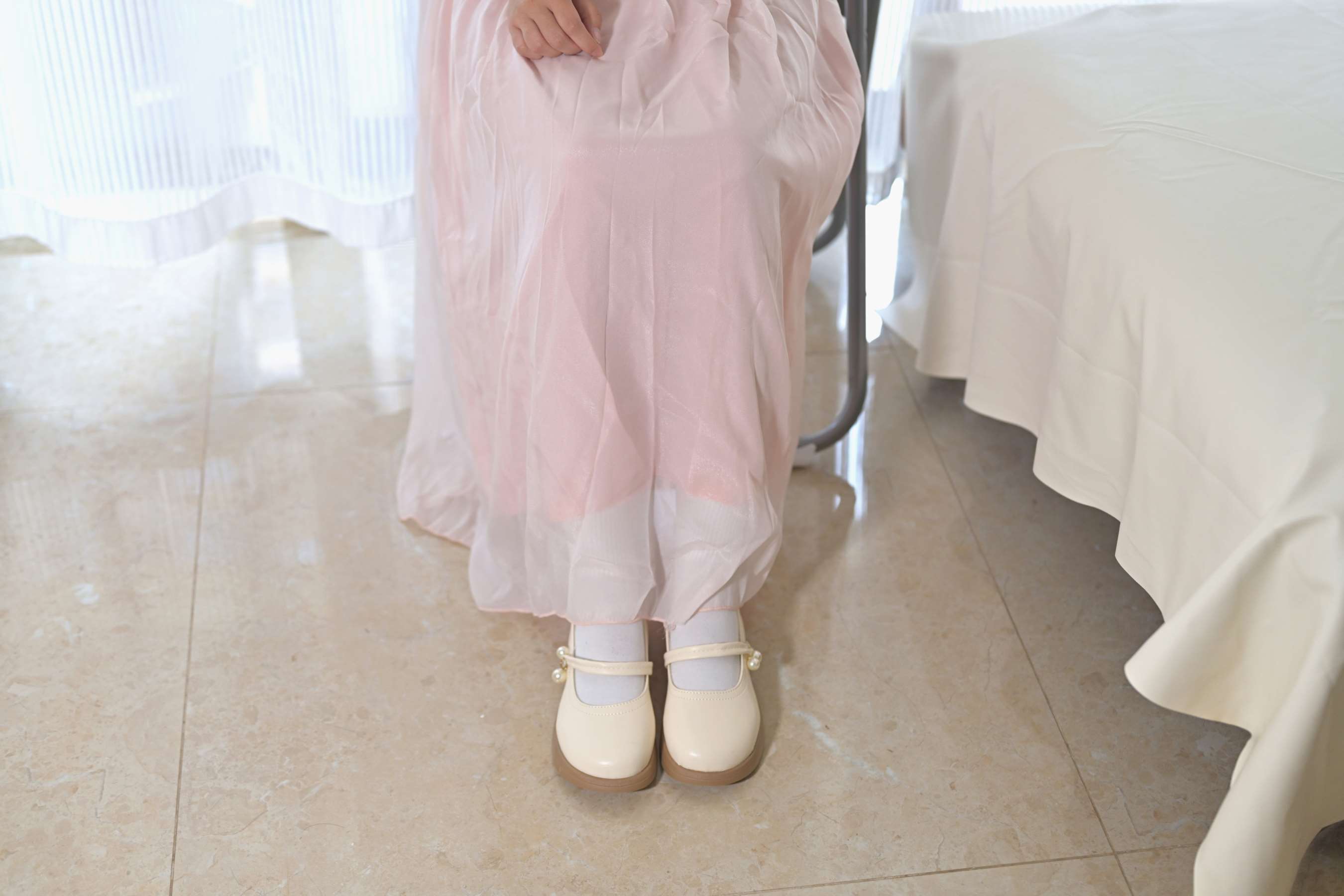 《玲玲 连衣裙の棉袜、赤足》作品图