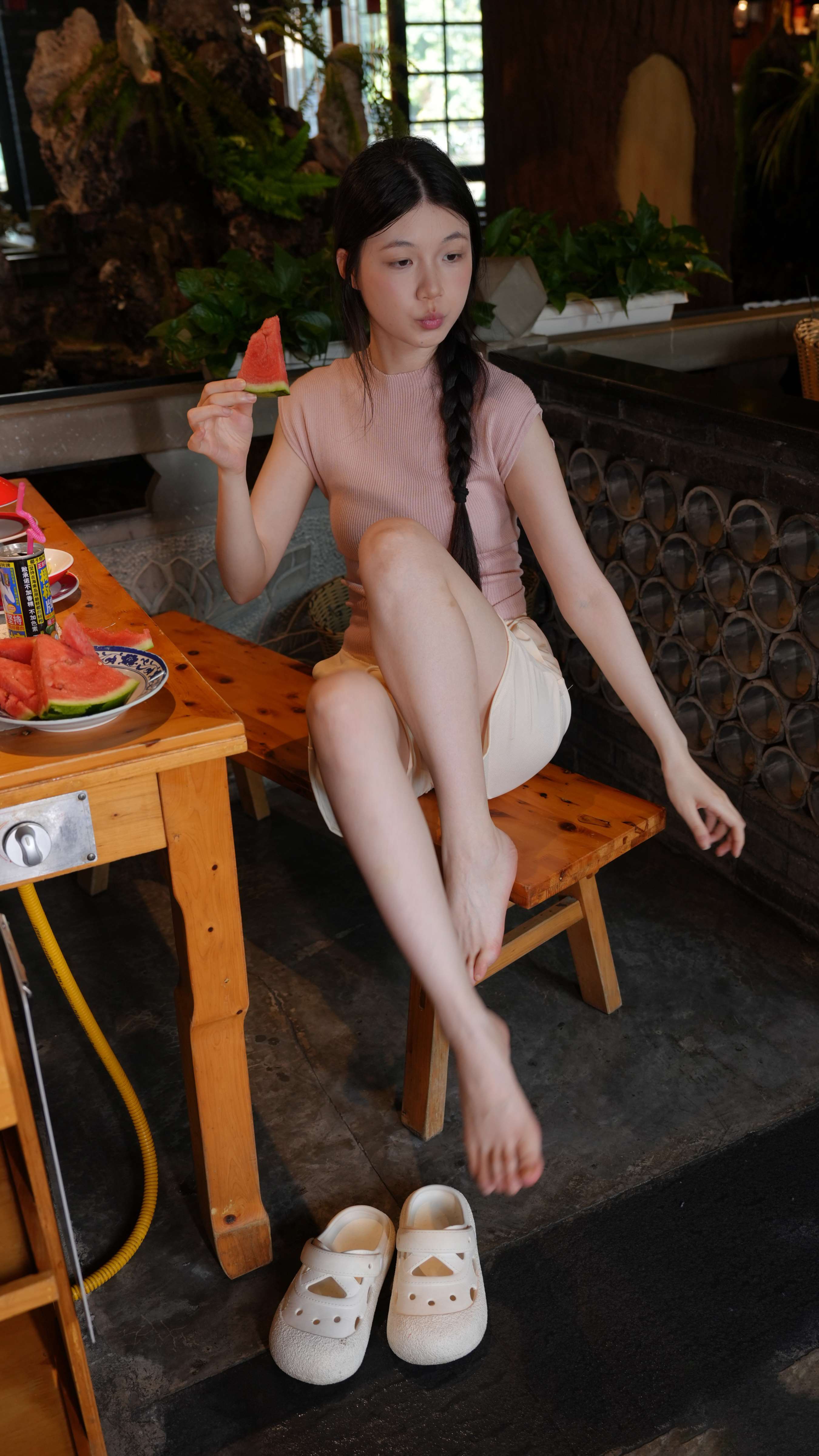 《小小 吃火锅裸足》作品图