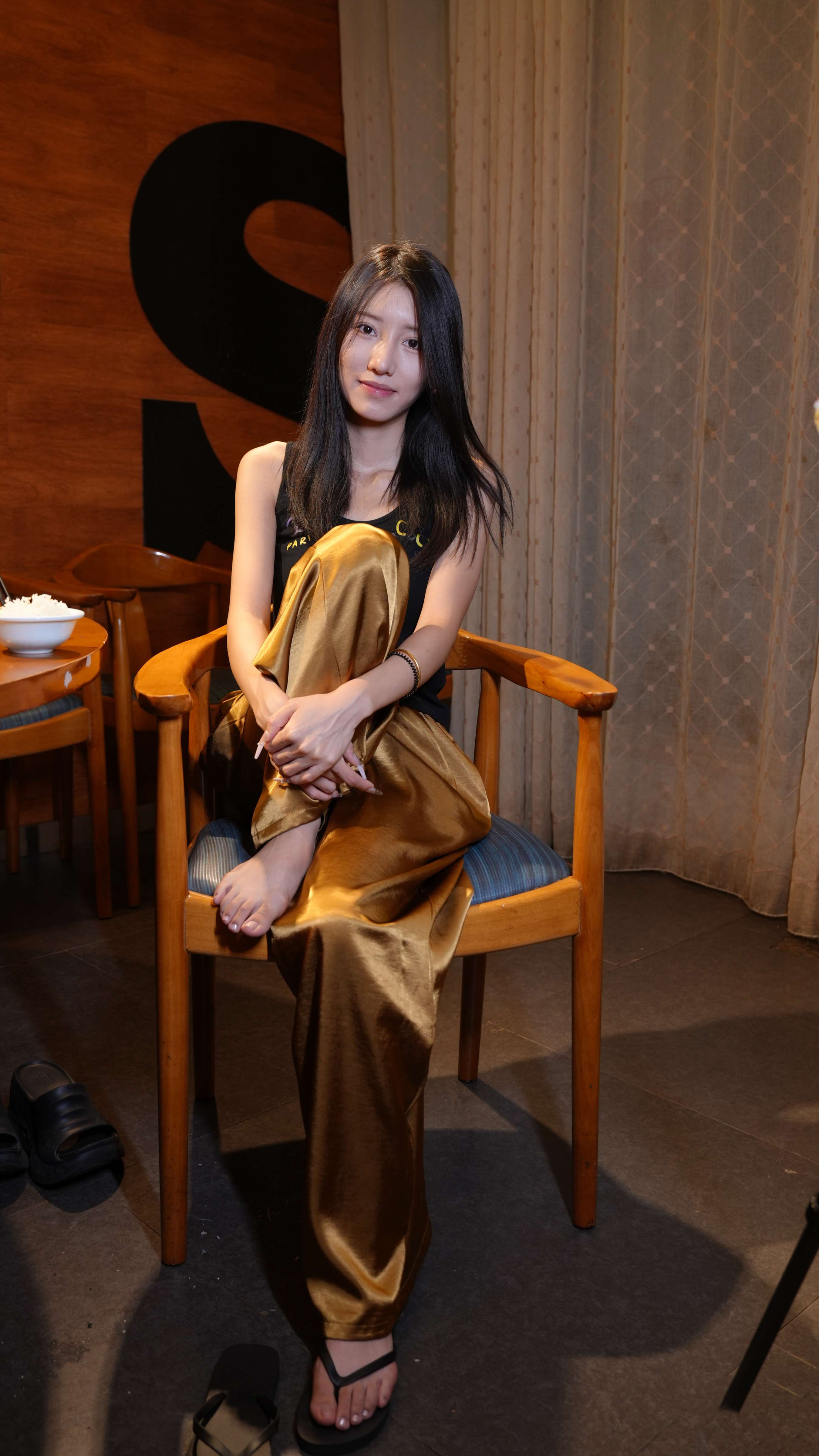 《芥末-餐厅黑丝白丝裸足》作品图