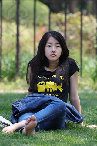 恬静女生嫩脚拨弄小树枝