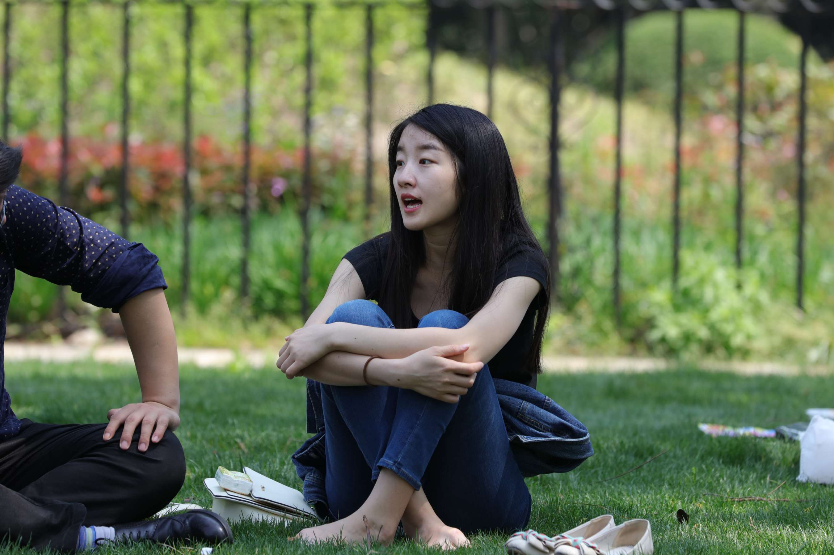 《恬静女生嫩脚拨弄小树枝》作品图