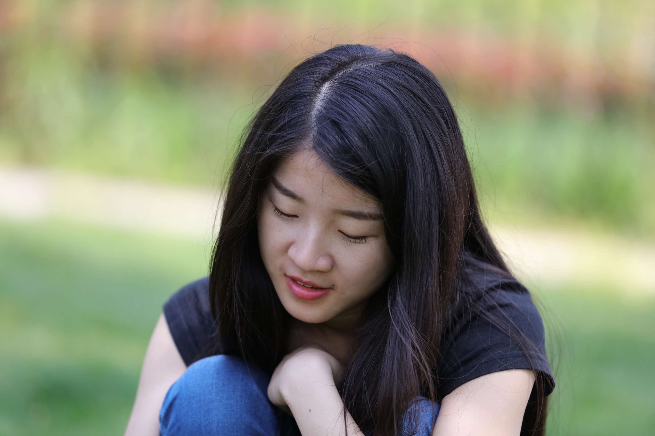 《恬静女生嫩脚拨弄小树枝》作品图