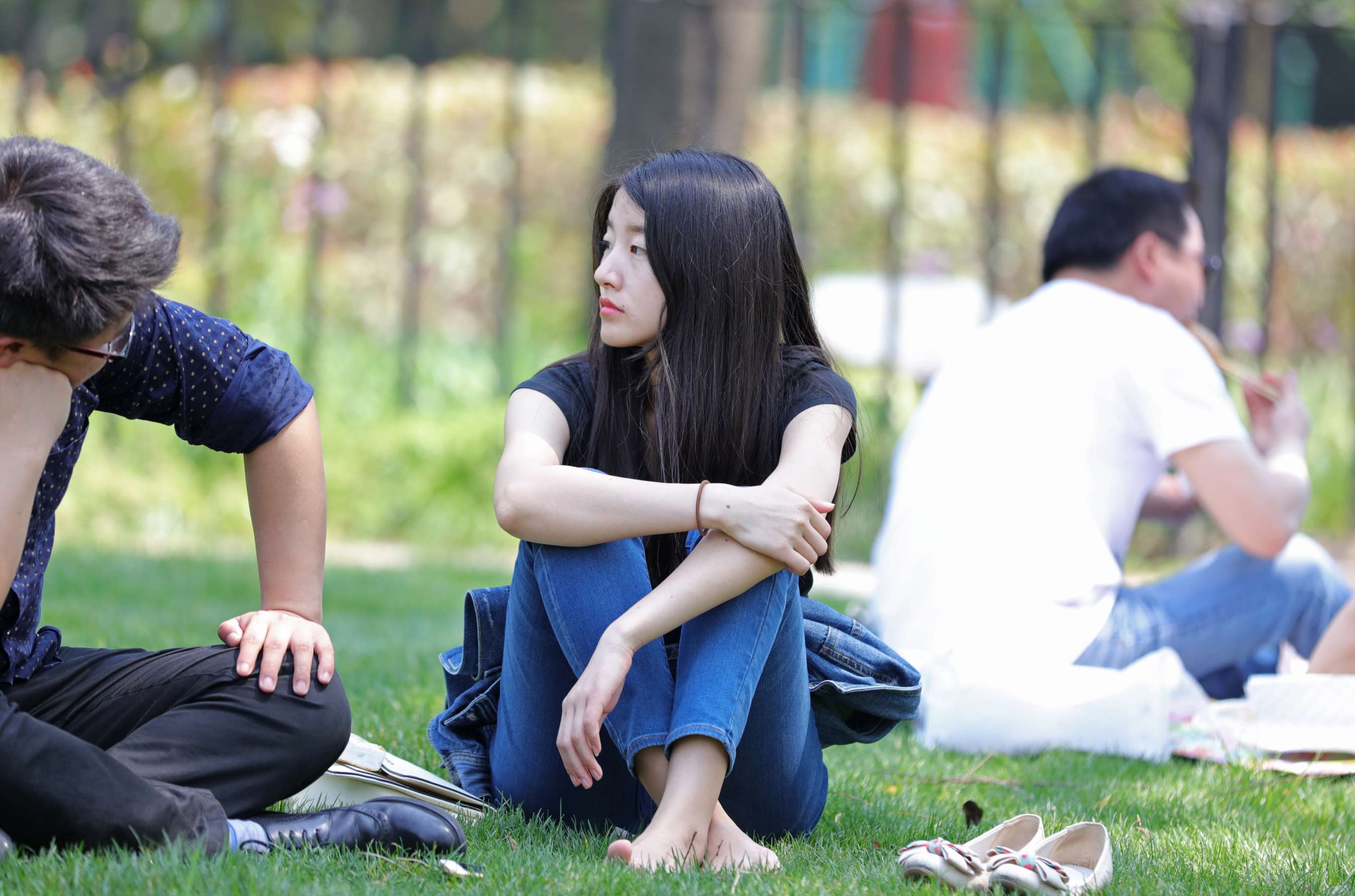 《恬静女生嫩脚拨弄小树枝》作品图