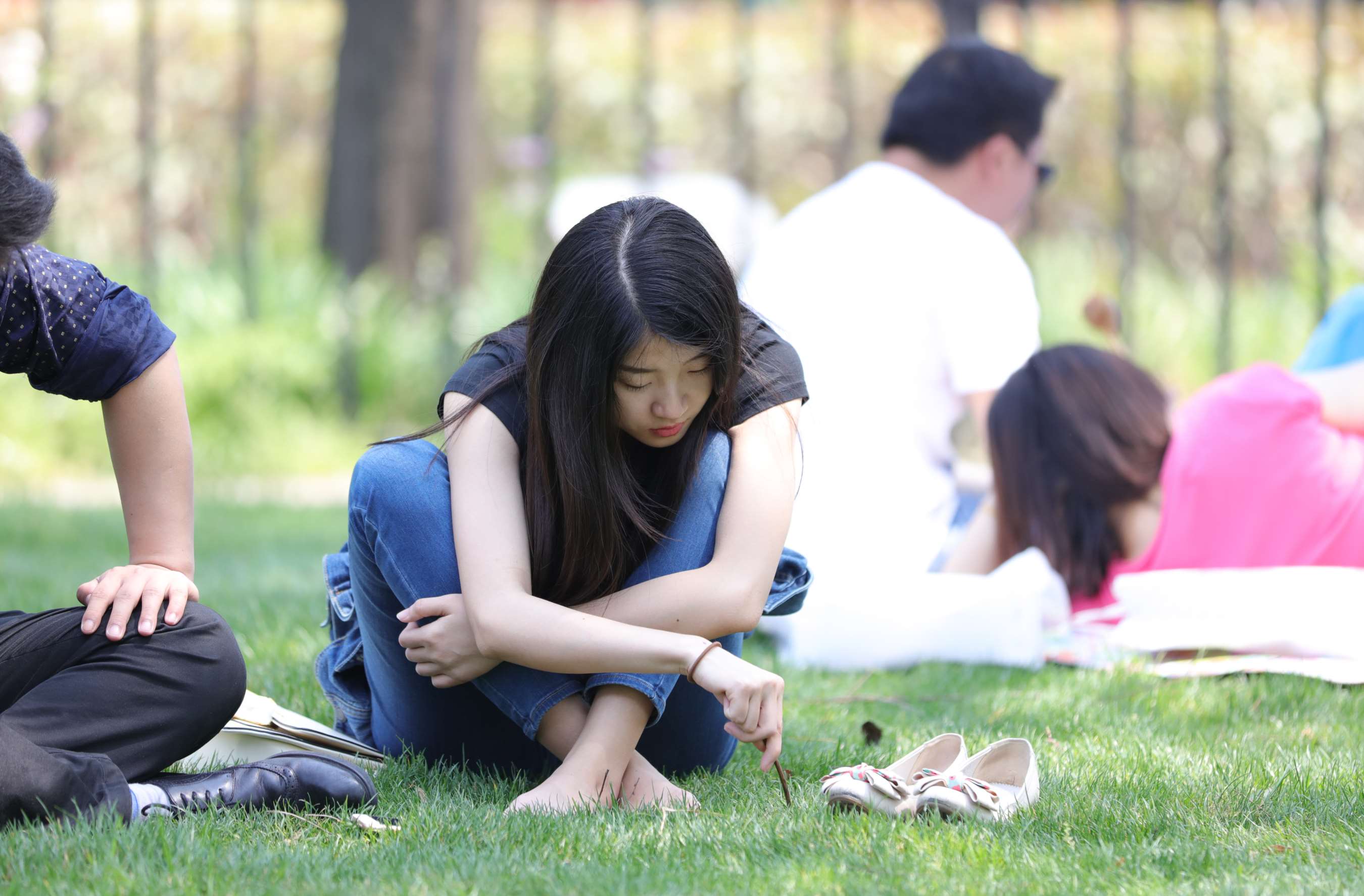 《恬静女生嫩脚拨弄小树枝》作品图