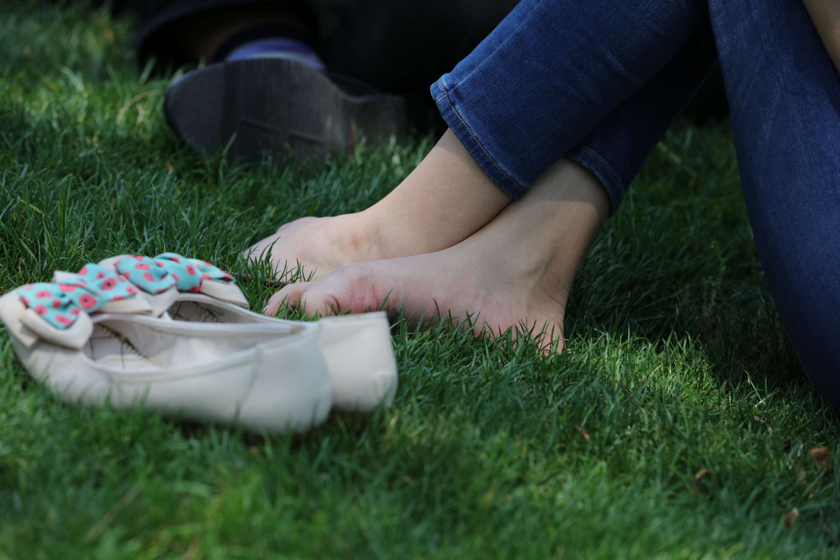 《恬静女生嫩脚拨弄小树枝》作品图